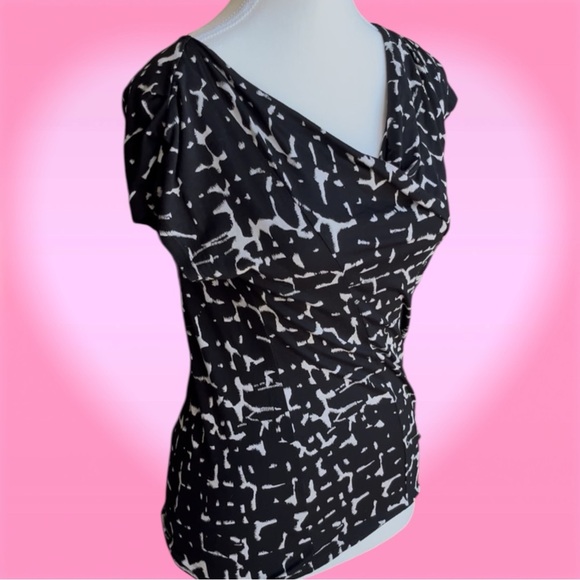 Elegant Black and White Women's Blouse - Picture 4 of 7